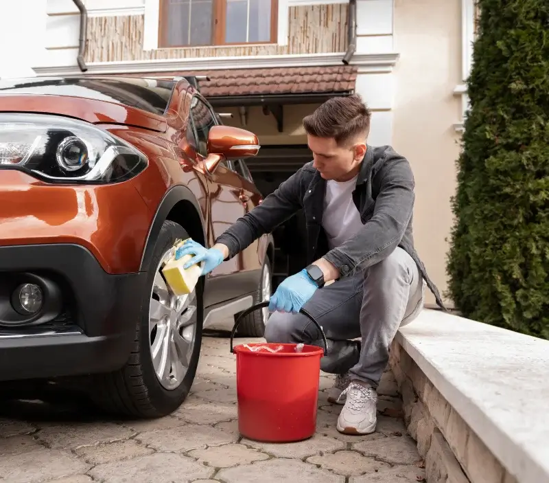 Lavage auto à domicile Saint-Remèze : professionnel intervenant sur un véhicule
